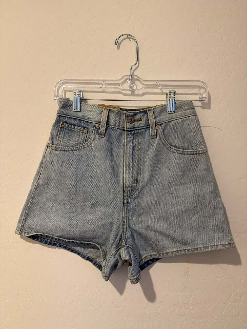 Levi's Women's High-Waisted Mom Shorts Light Wash Denim Size 23 New with Tags